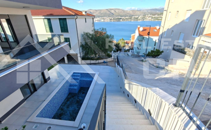 Top-quality three-bedroom apartment in an attractive location near the  (3)