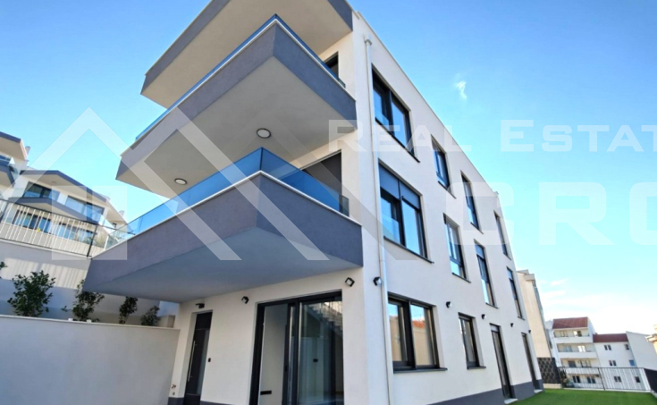 Top-quality three-bedroom apartment in an attractive location near the  (4)