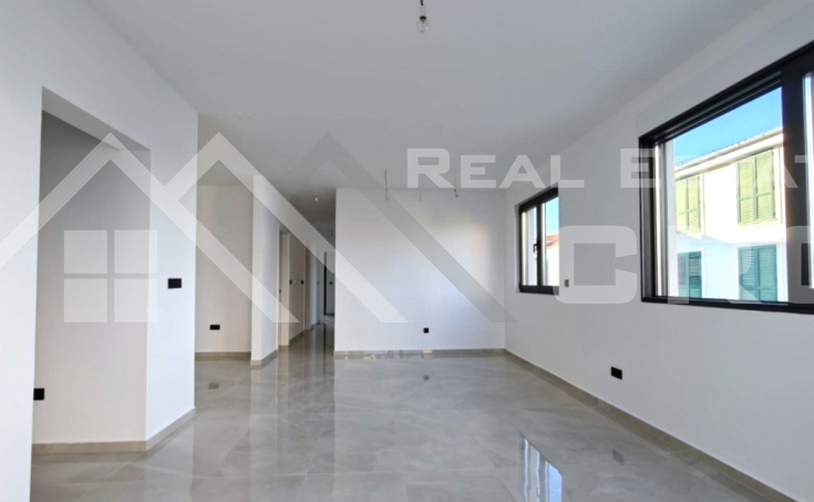 Top-quality three-bedroom apartment in an attractive location near the  (6)