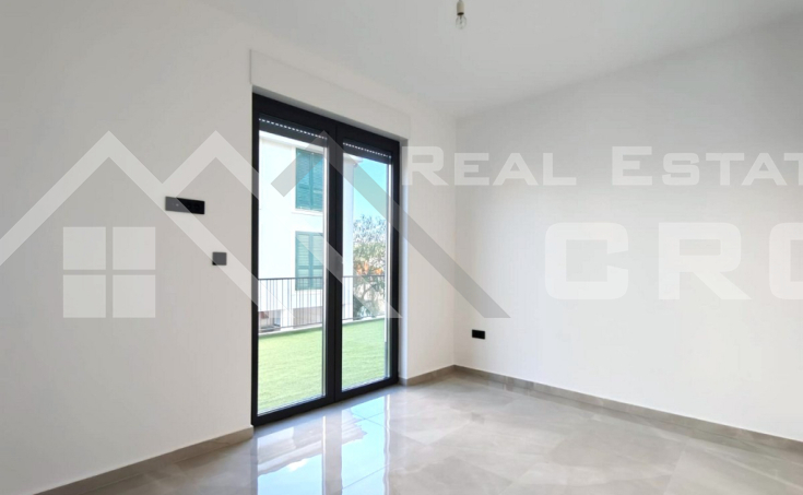 Top-quality three-bedroom apartment in an attractive location near the  (8)