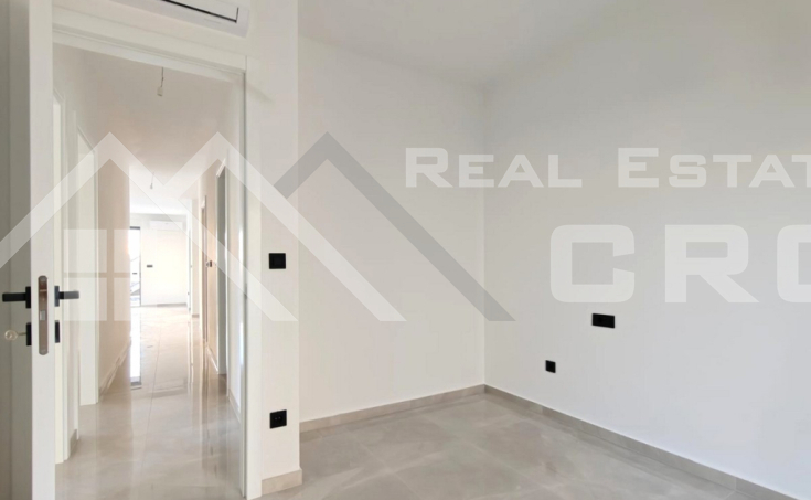 Top-quality three-bedroom apartment in an attractive location near the  (9)