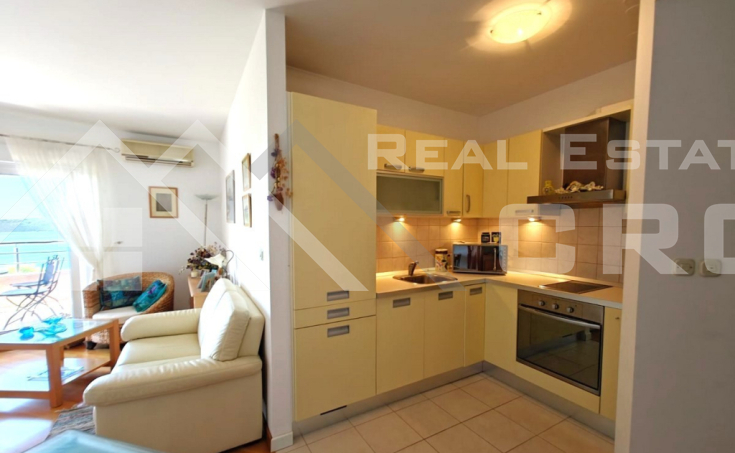 Fully furnished apartment placed near the sea, boasting stunning views, for sale (10)