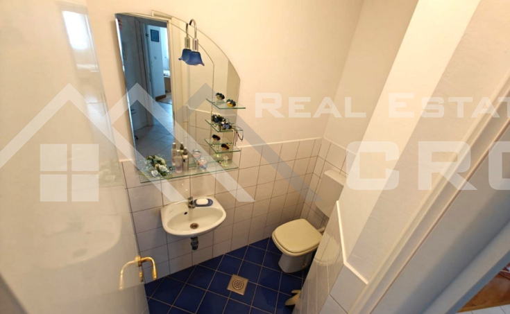 Fully furnished apartment placed near the sea, boasting stunning views, for sale (11)