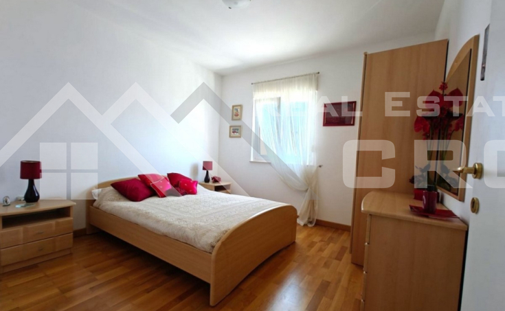 Fully furnished apartment placed near the sea, boasting stunning views, for sale (3)