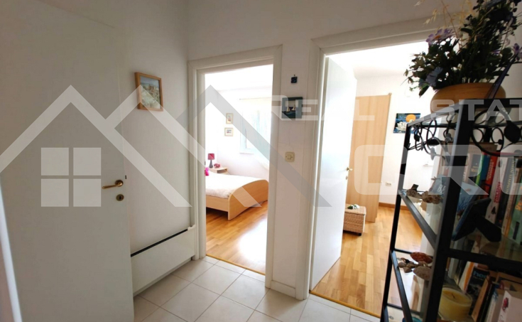 Fully furnished apartment placed near the sea, boasting stunning views, for sale (6)