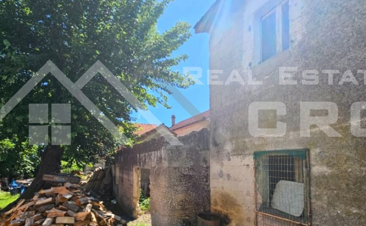 Old stone house with a yard for reconstruction, in Brnaze near Sinj, for sale (3)