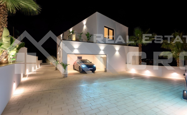 Luxurious villa with a pool and garage, situated in a peaceful setting with an open sea view, for sale (21)