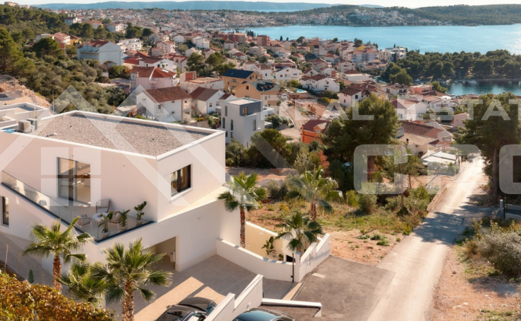 Luxurious villa with a pool and garage, situated in a peaceful setting with an open sea view, for sale (22)