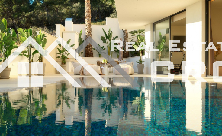 Luxurious villa with a pool and garage, situated in a peaceful setting with an open sea view, for sale (3)