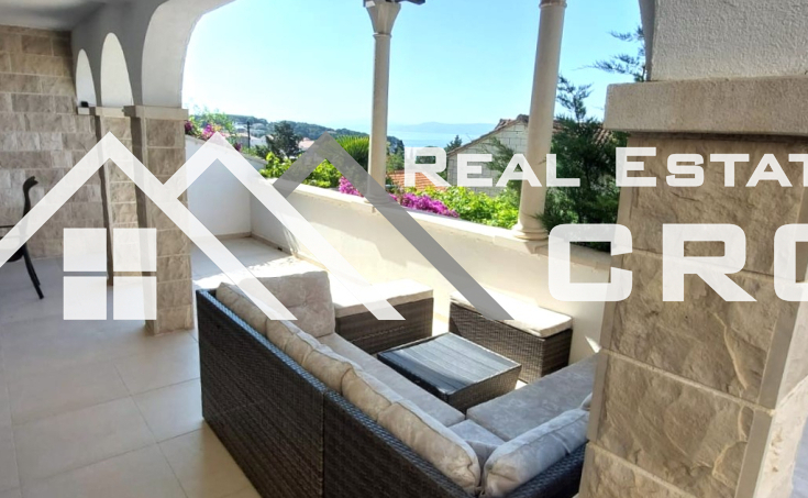 Beautiful apartment boasting spacious interior and exterior areas, near a lovely beach, for sale (4)