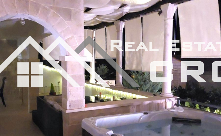 Beautiful apartment boasting spacious interior and exterior areas, near a lovely beach, for sale (6)