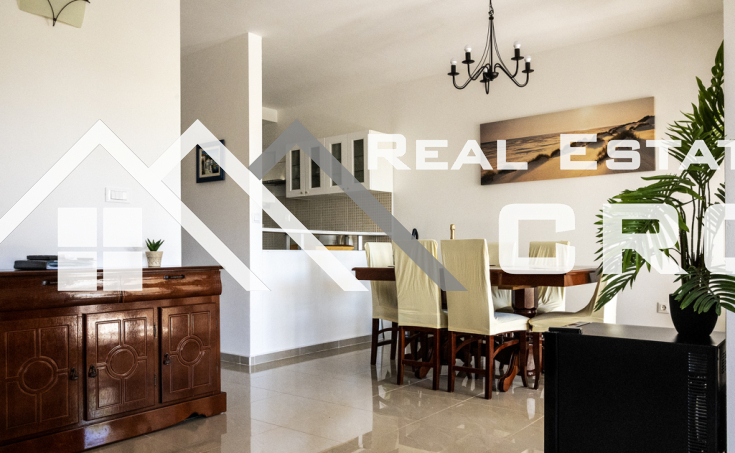 Beautiful apartment boasting spacious interior and exterior areas, near a lovely beach, for sale (7)