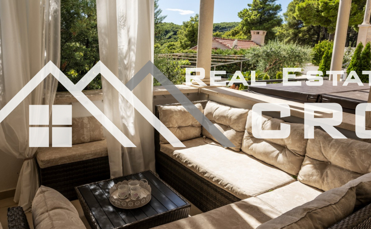Beautiful apartment boasting spacious interior and exterior areas, near a lovely beach, for sale (8)