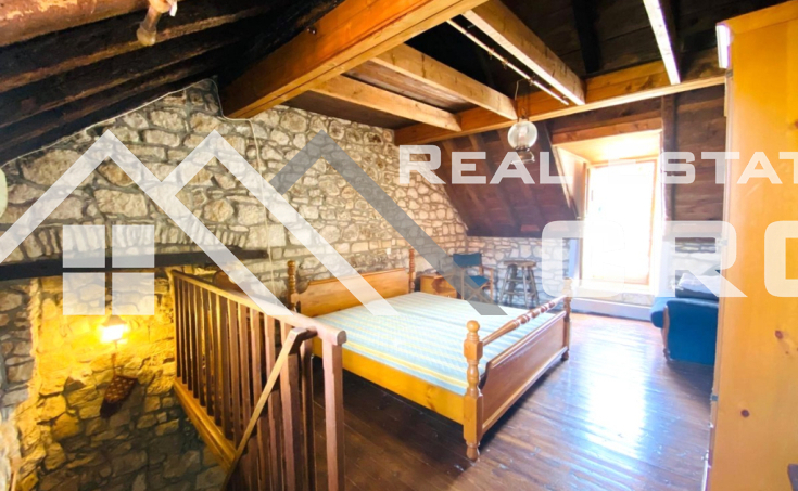 Two stone houses with terraces and an inner courtyard, in the heart of the village, for sale (8)