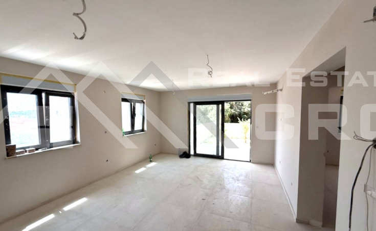 Modern two-bedroom apartment in an excellent location close to the sea, for sale (2)