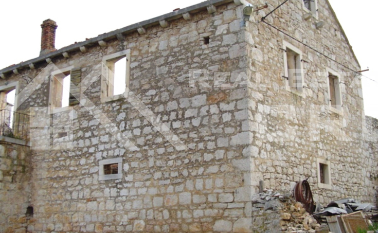 Brac properties – Historic stone house and land plots in a peaceful setting in Mirca, for sale