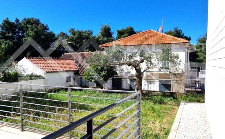 Spacious duplex apartment with loggias and a garden, in a pleasant area near a beach, for sale (3)