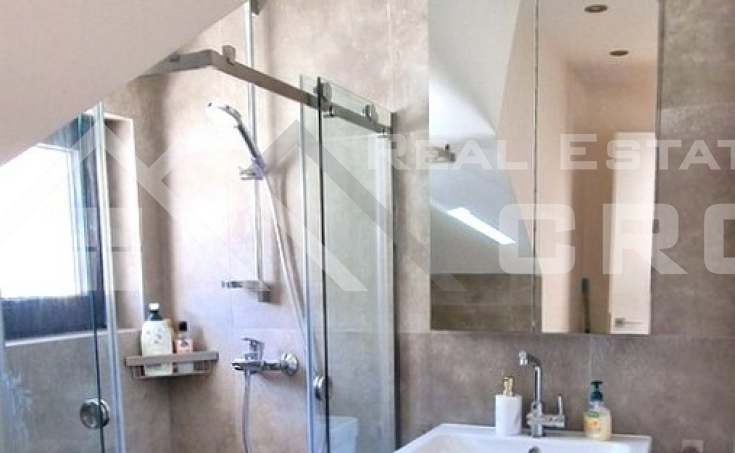 Spacious duplex apartment with loggias and a garden, in a pleasant area near a beach, for sale (6)