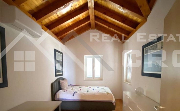  Furnished three-bedroom apartment with three balconies, near the sea and beach, for sale (8)