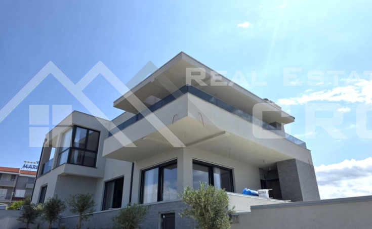 Elegant and spacious villa boasting panoramic views, in a peaceful setting (6)