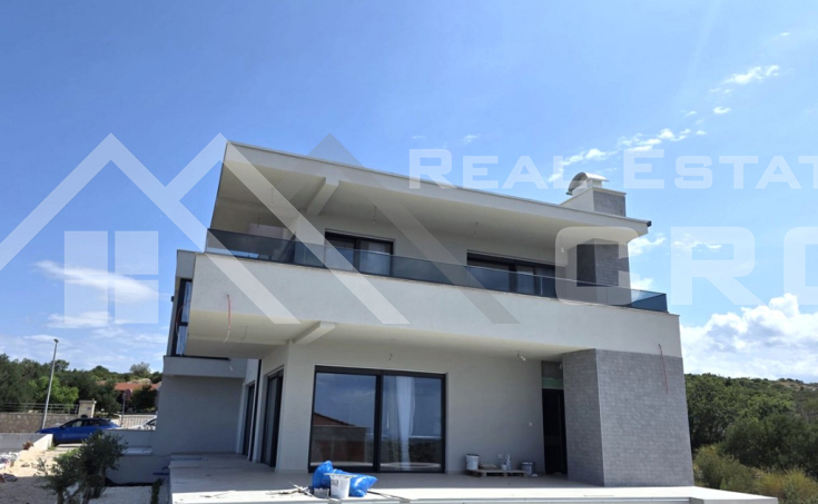 Elegant and spacious villa boasting panoramic views, in a peaceful setting (7)