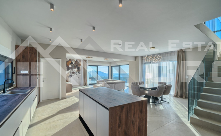 Elegant and spacious villa boasting panoramic views, in a peaceful setting, for sale (1)