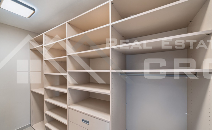 Elegant and spacious villa boasting panoramic views, in a peaceful setting, for sale (10)