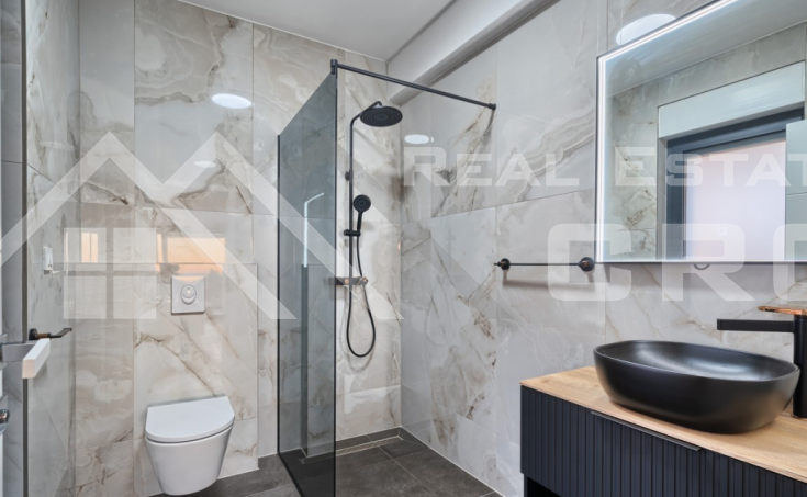 Elegant and spacious villa boasting panoramic views, in a peaceful setting, for sale (11)