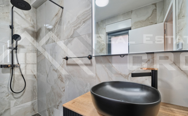 Elegant and spacious villa boasting panoramic views, in a peaceful setting, for sale (12)