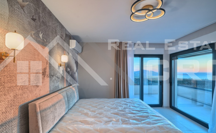 Elegant and spacious villa boasting panoramic views, in a peaceful setting, for sale (13)