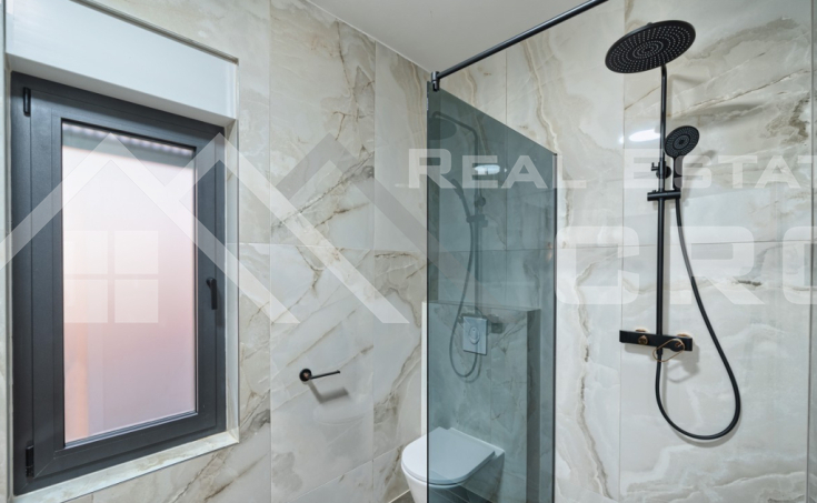 Elegant and spacious villa boasting panoramic views, in a peaceful setting, for sale (16)