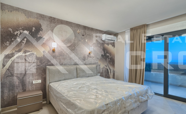 Elegant and spacious villa boasting panoramic views, in a peaceful setting, for sale (18)