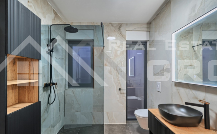 Elegant and spacious villa boasting panoramic views, in a peaceful setting, for sale (19)