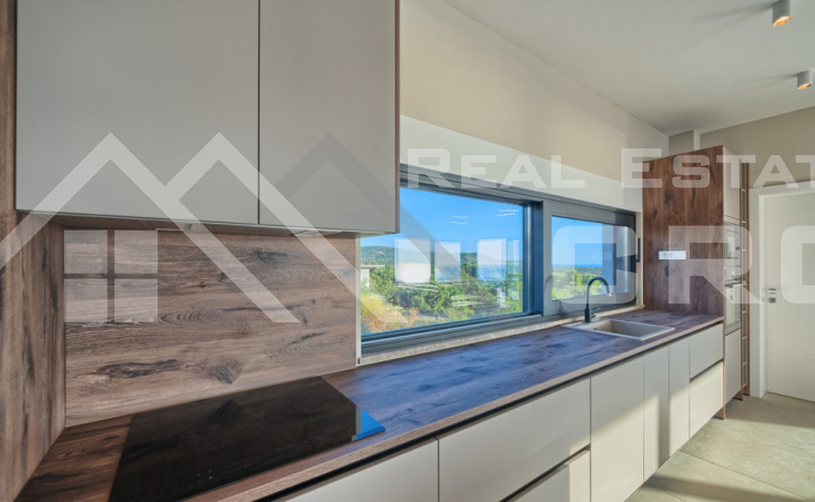 Elegant and spacious villa boasting panoramic views, in a peaceful setting, for sale (2)