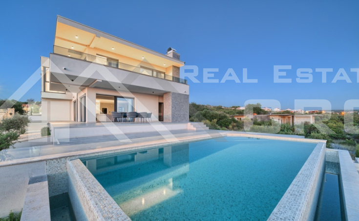 Elegant and spacious villa boasting panoramic views, in a peaceful setting, for sale (21)