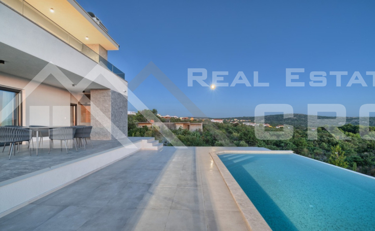 Elegant and spacious villa boasting panoramic views, in a peaceful setting, for sale (22)