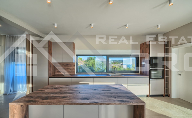 Elegant and spacious villa boasting panoramic views, in a peaceful setting, for sale (3)