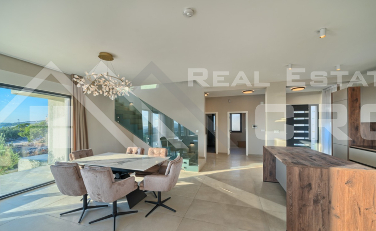 Elegant and spacious villa boasting panoramic views, in a peaceful setting, for sale (4)