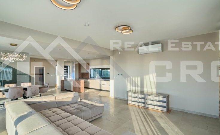 Elegant and spacious villa boasting panoramic views, in a peaceful setting, for sale (6)