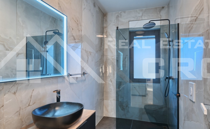 Elegant and spacious villa boasting panoramic views, in a peaceful setting, for sale (8)