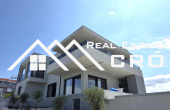 Elegant and spacious villa boasting panoramic views, in a peaceful setting (6)