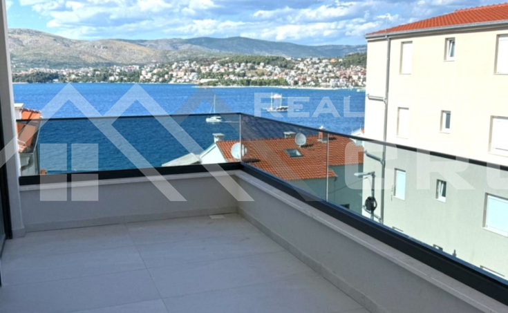 Ciovo Immobilien – Luxuriöse Penthouse-Wohnung mit großer Dachterrasse in Strandnähe, zum Verkauf