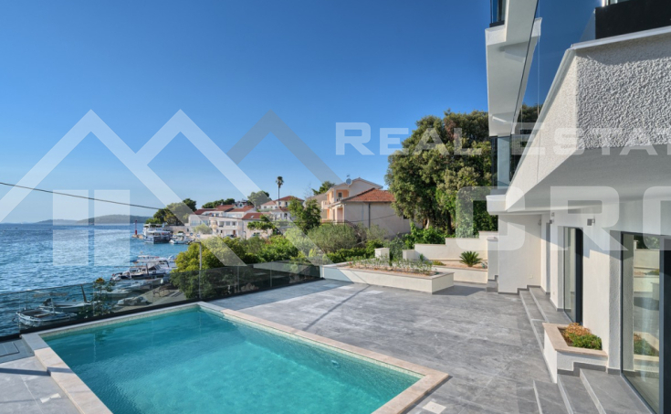 Exclusive villa in a prime location, first row to the sea, Rogoznica area, for sale (11)