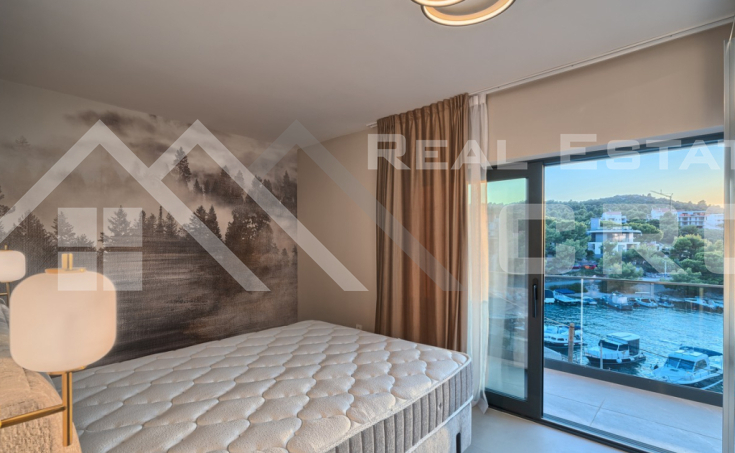 Exclusive villa in a prime location, first row to the sea, Rogoznica area, for sale (4)