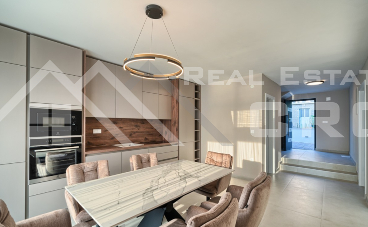 Exclusive villa in a prime location, first row to the sea, Rogoznica area, for sale (9)