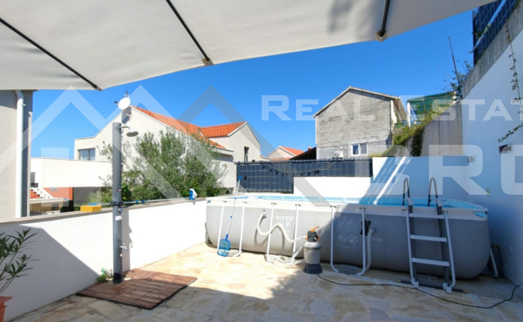 Beautifully appointed two-bedroom apartment with spacious terraces and garden, for sale (1)