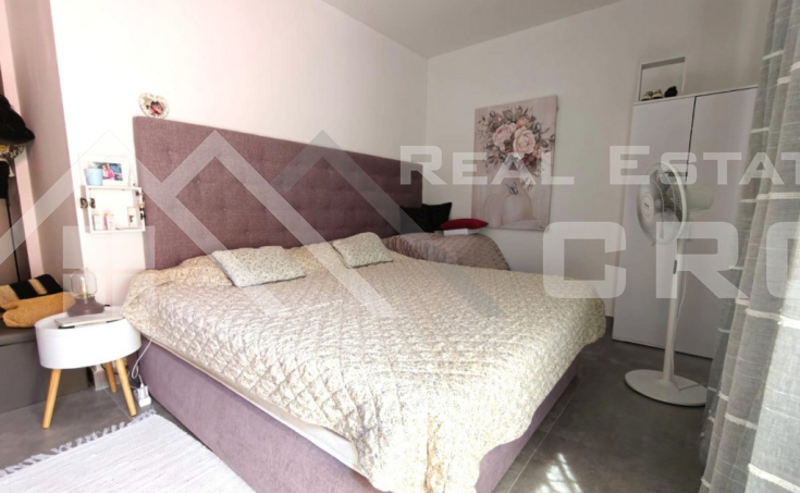 Beautifully appointed two-bedroom apartment with spacious terraces and garden, for sale (10)