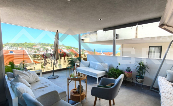 Beautifully appointed two-bedroom apartment with spacious terraces and garden, for sale (4)