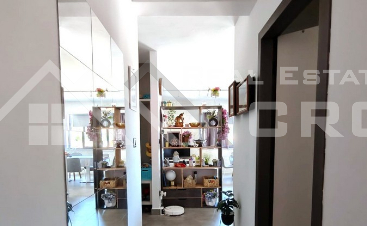 Beautifully appointed two-bedroom apartment with spacious terraces and garden, for sale (5)