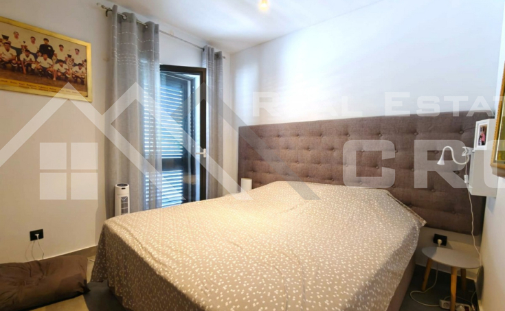 Beautifully appointed two-bedroom apartment with spacious terraces and garden, for sale (7)
